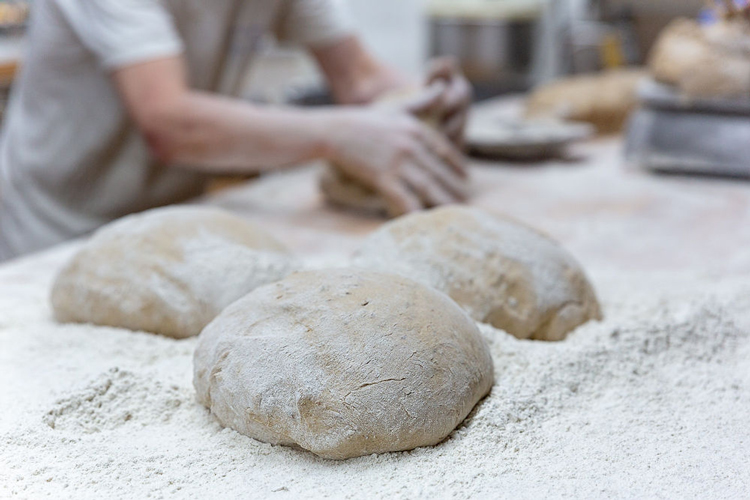 Becker wirkt Brot